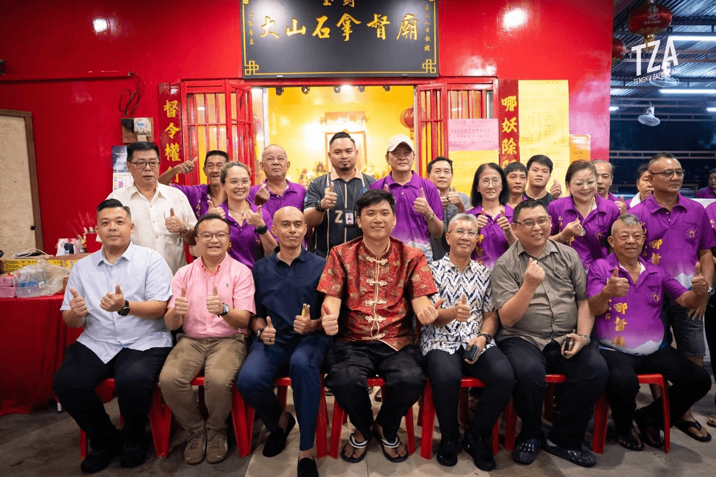 扎富睿与安邦玉封大山石拿督庙理事合影