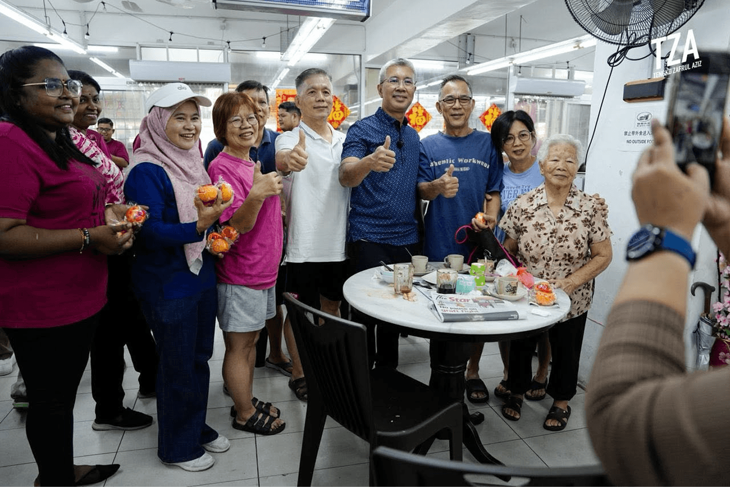 扎富睿与安邦美食中心民众合影